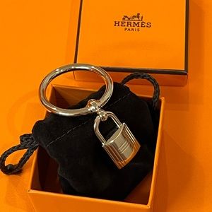 Brand New Hermès Charms Cadenas scarf ring, large model in Permabrass